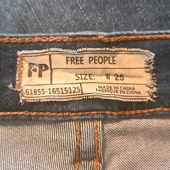 Free People mid-rise distressed frayed ankle jeans, size 25. - Picture 12 of 13